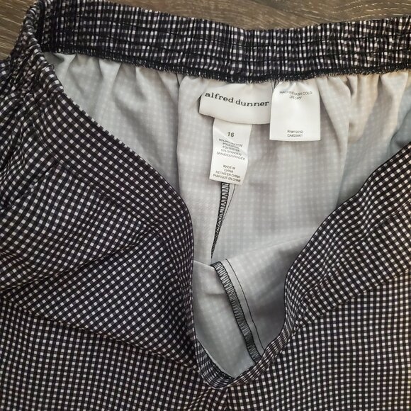 Women's Alfred Dunner Capri Pants. Size 16, Black/White plaid, pockets, Ex Cond - Picture 2 of 3